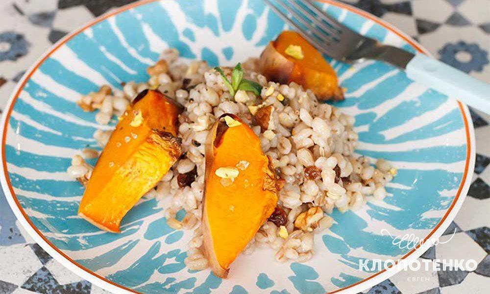 Перлова каша з гарбузом, горіхами і сухофруктами