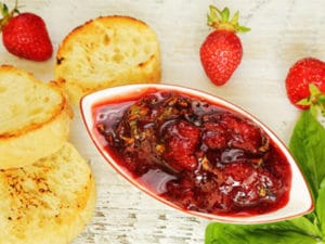 Клубничное варенье с базиликом