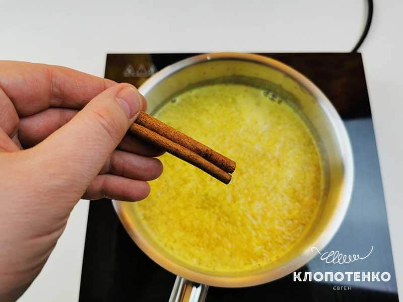 Добавьте 2 палочки корицы