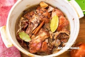 Кролик в маринаді з червоного вина