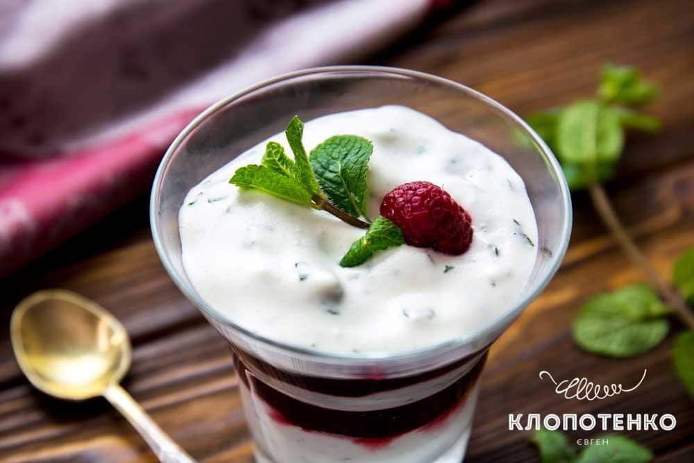 Вершковий мус з малиновим кюлі