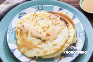 Панкейки с карамельным соусом