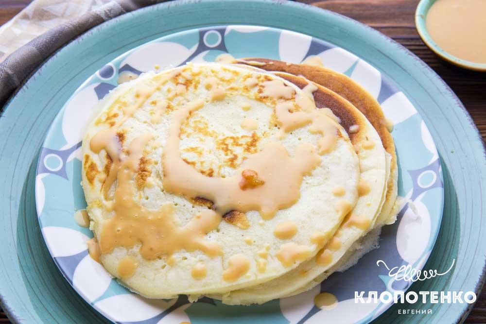 Панкейки с карамельным соусом
