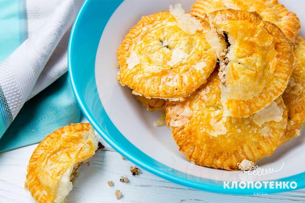Пиріжки з індичкою і чорносливом
