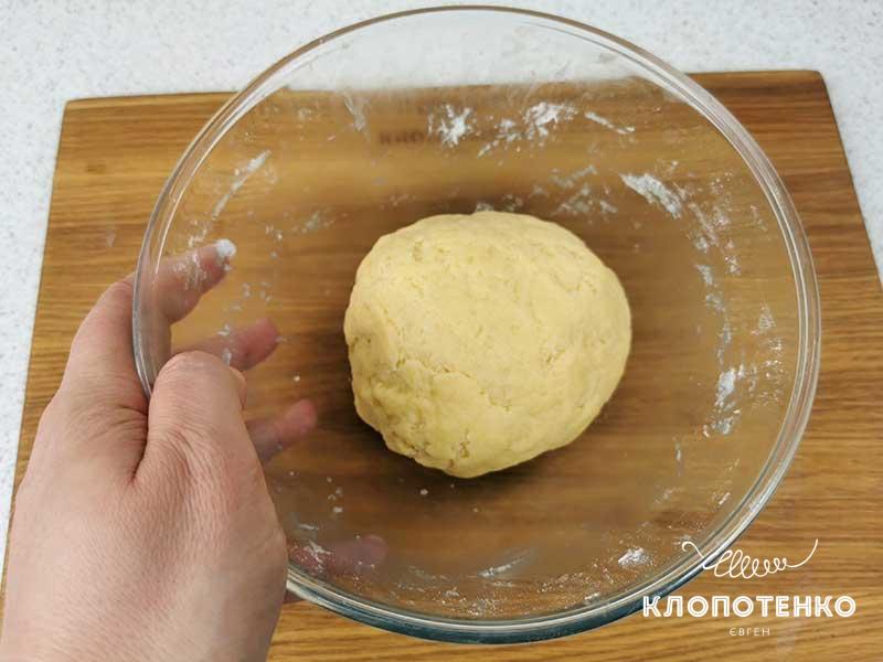 Замесите тугое тесто