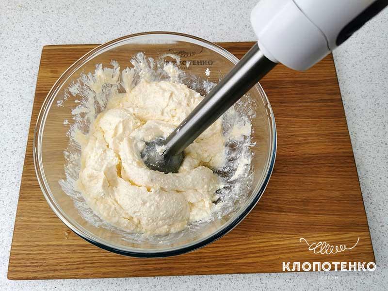 Смешайте творог с сахаром и взбейте
