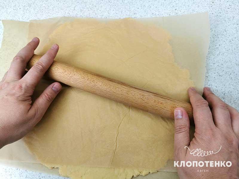 Раскатайте тесто