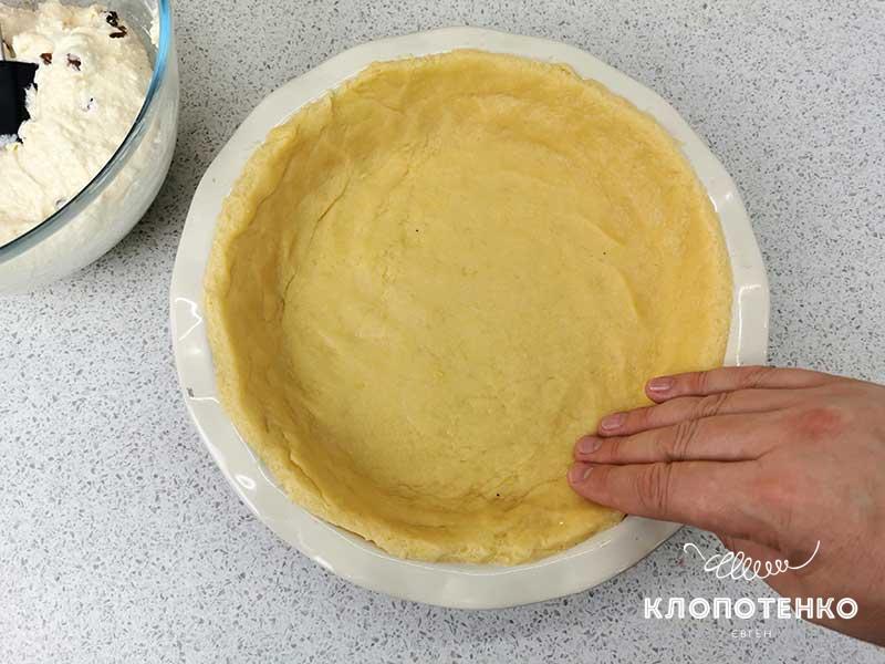 Разравняйте тесто в форме
