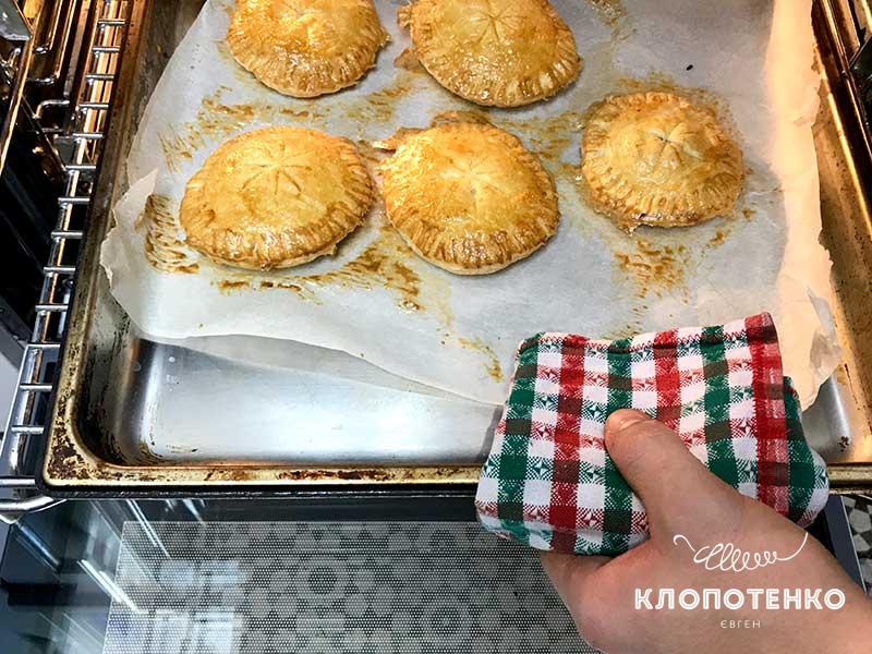 Пирожки должны хорошо подрумяниться