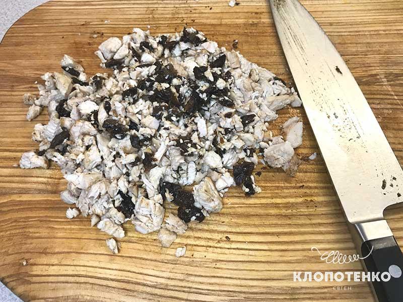 Порубите индейку с черносливом
