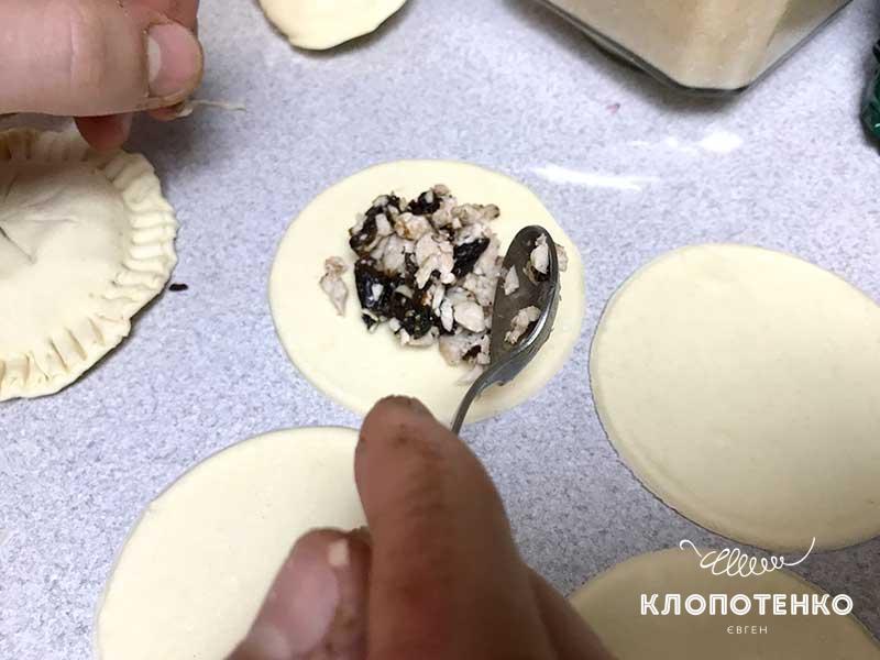 В центр каждого кружка выложите начинку