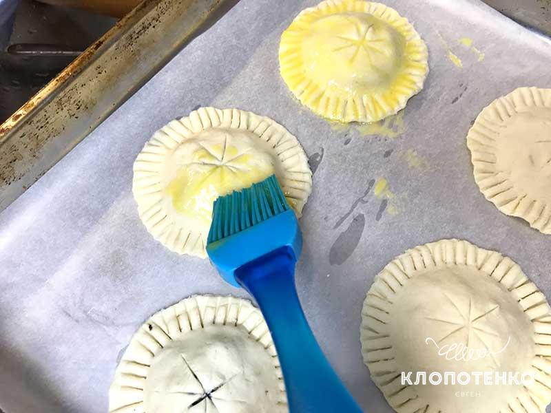Смажьте каждый пирожок яйцом