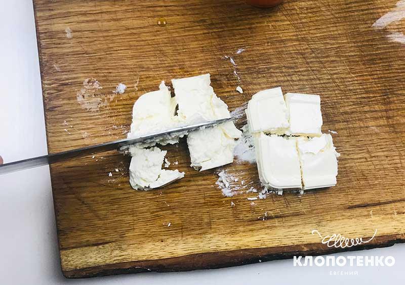 нарезаем фету. Салат из тыквы с фетой
