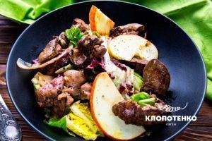 Салат зі смаженою курячою печінкою