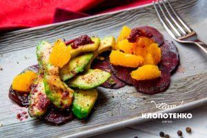 Салат з буряком і авокадо