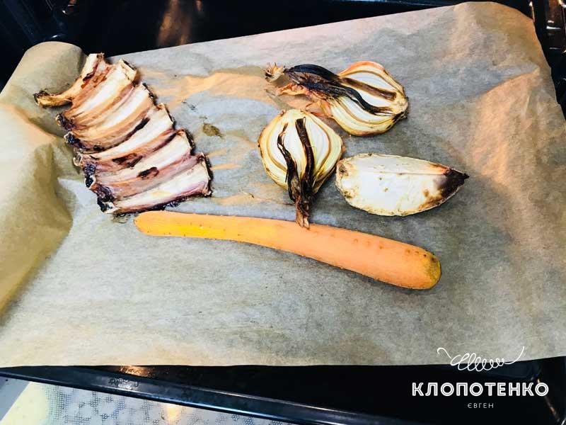 Достаньте овощи и кости из духовки