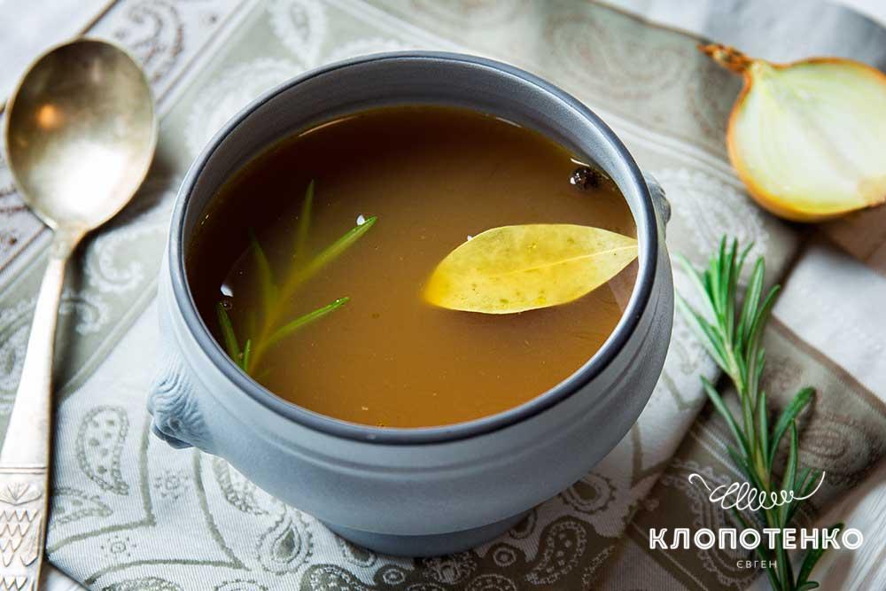 Темный мясной бульон