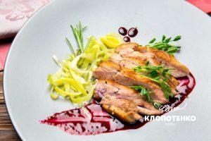 Утиная грудка с соусом из черной смородины