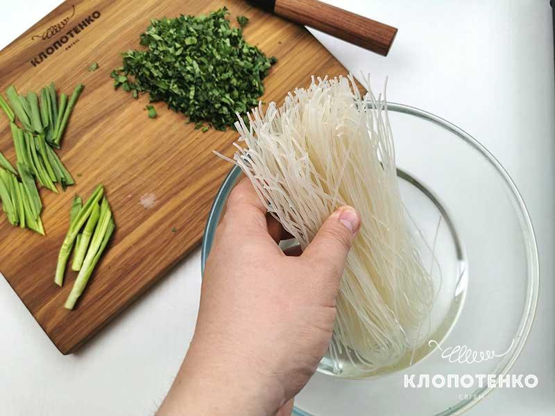 Замочите 250 г рисовой лапши