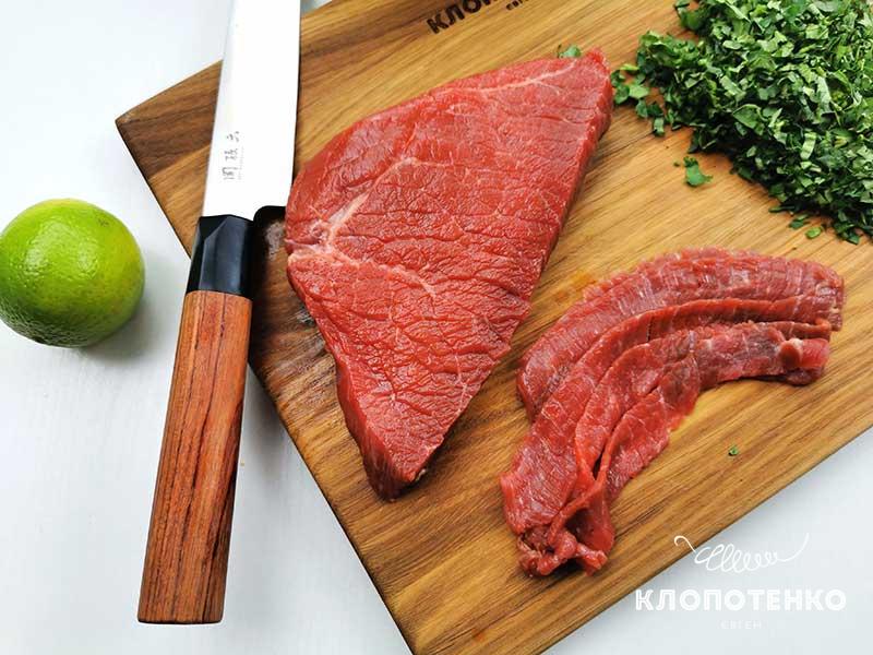 Нарежьте 200 г говядины тонкими слайсами