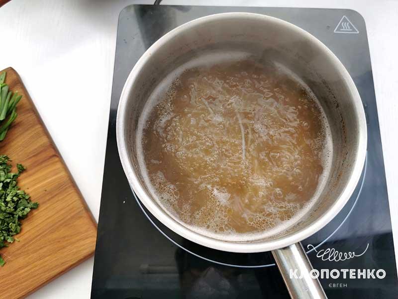 Добавьте рисовую лапшу в бульон