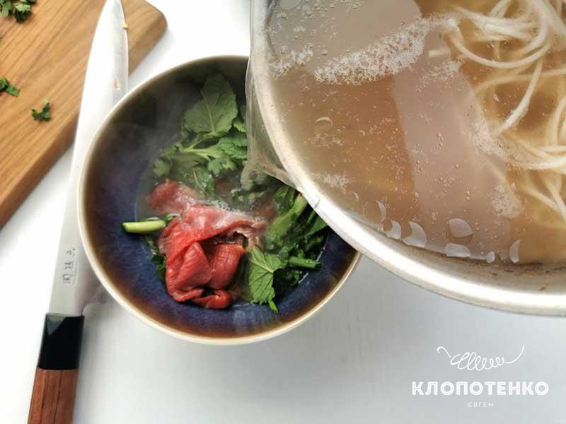 Залейте бульоном зелень с говядиной