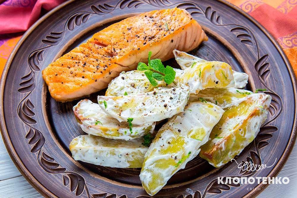 Жареный лосось с картофелем