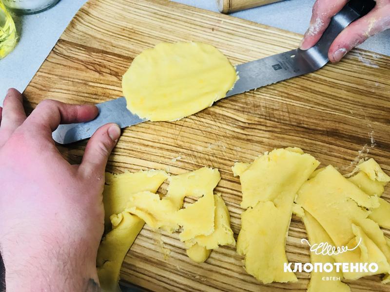 Виріжте з тіста кружечки