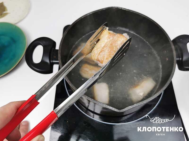 Опустите ребра в кастрюлю