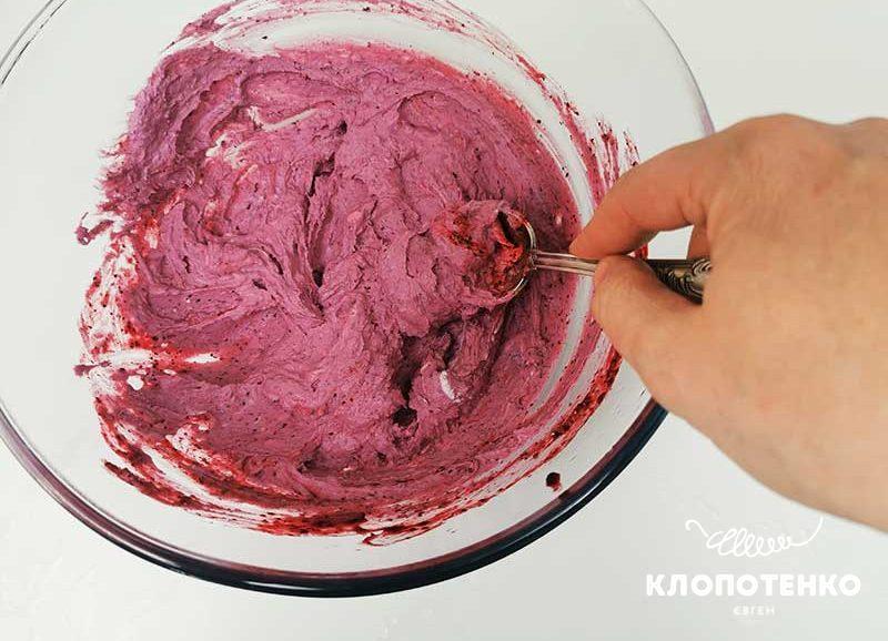 Змішайте ягоди із крем-сиром