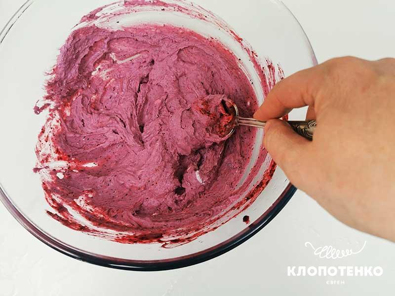 Змішайте ягоди із крем-сиром