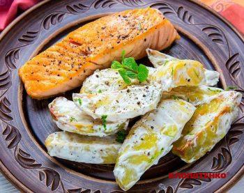 Смажений лосось із картоплею конфі