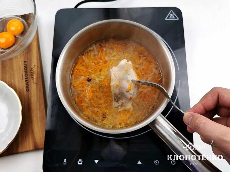 Добавьте овощи в бульон