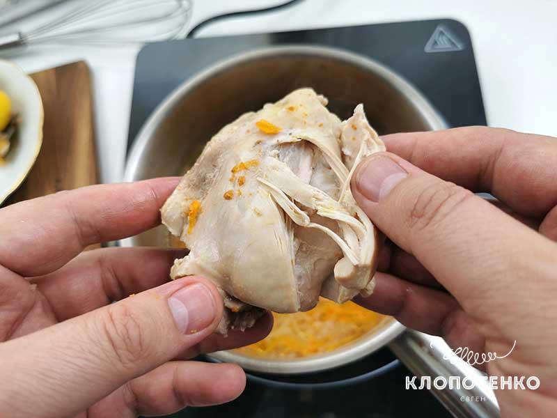 Разберите мясо на волокна