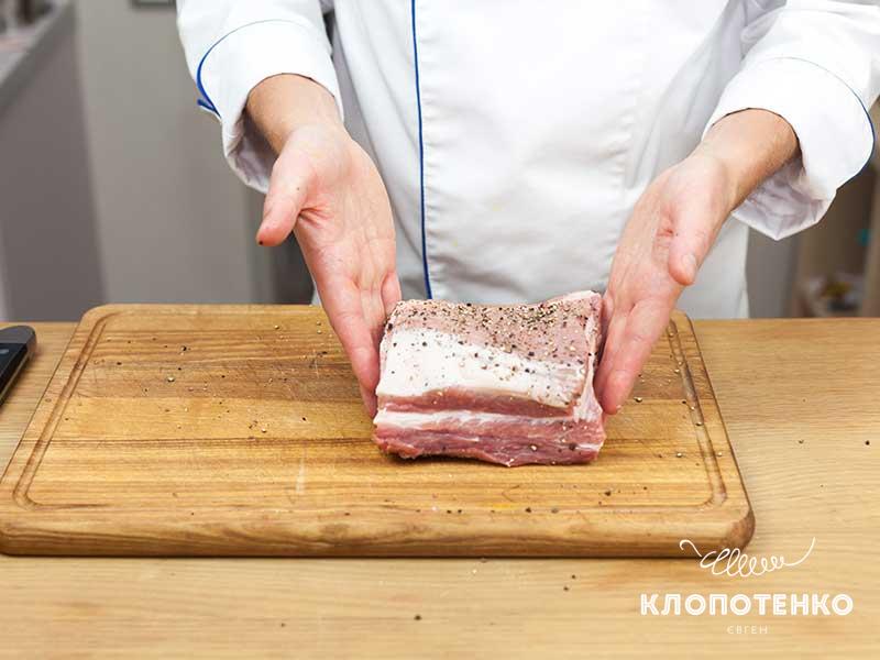 Посолите и поперчите мясо