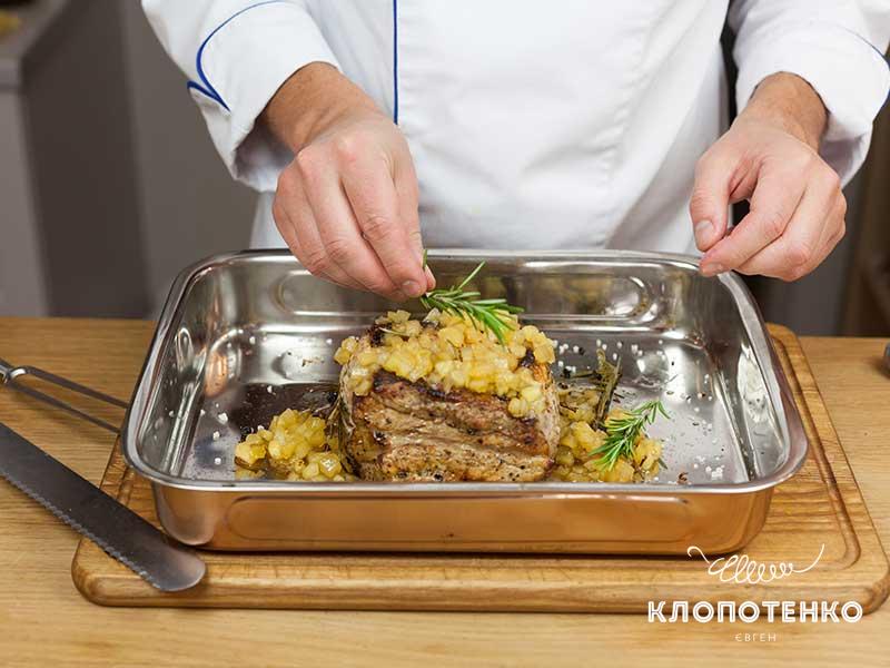 Выложите мясо на яблоки