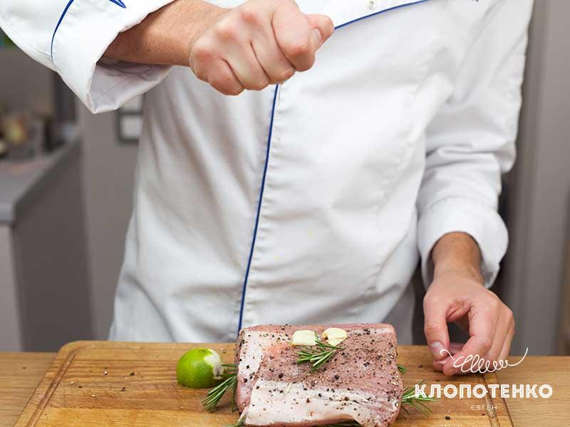 Полейте мясо соком лайма