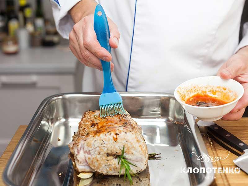 Смажьте мясо соусом
