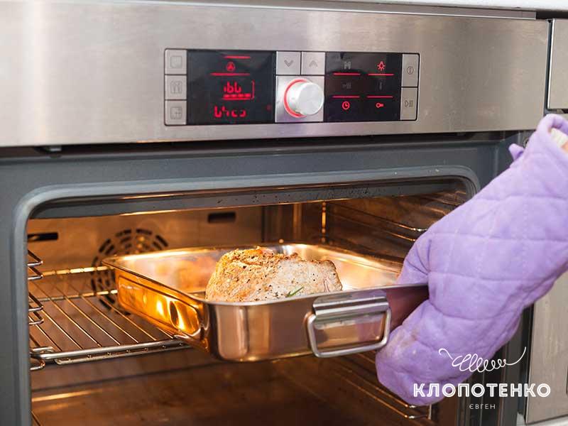 Запекайте мясо при температуре 180 градусов