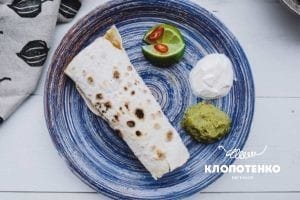 Мексиканский буррито с сальсой гуакамоле