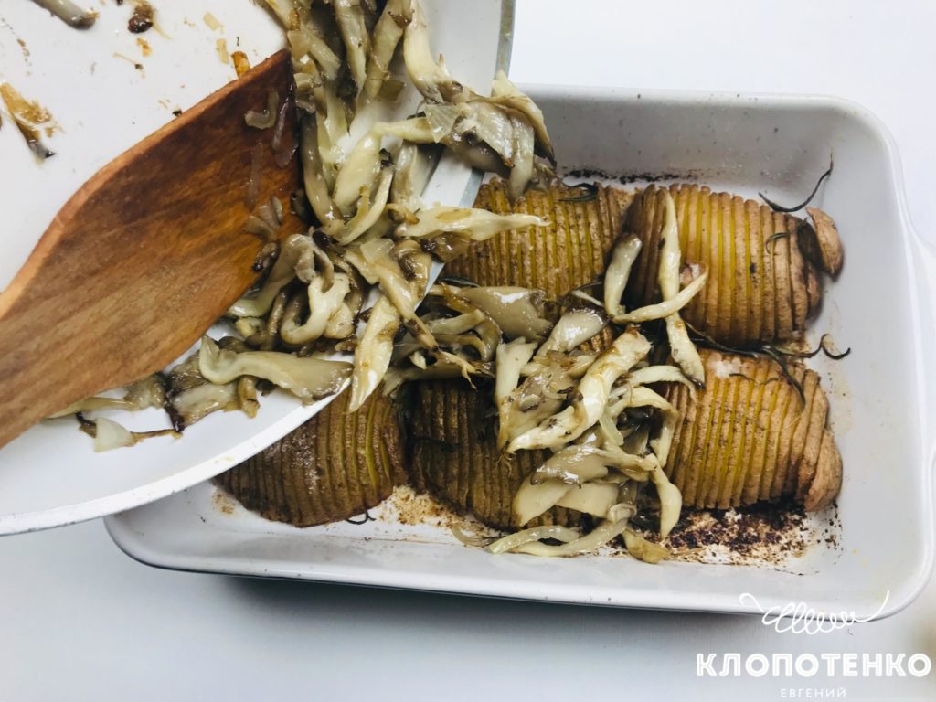 Посыпьте картофель жареными грибами