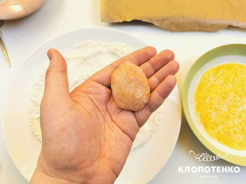 Сформируйте из фарша наггетсы