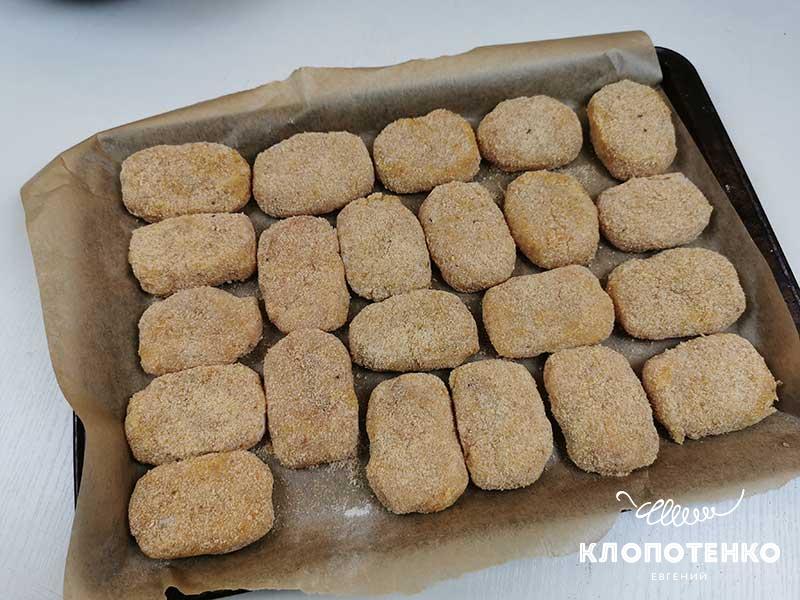 Выложите наггетсы на противен