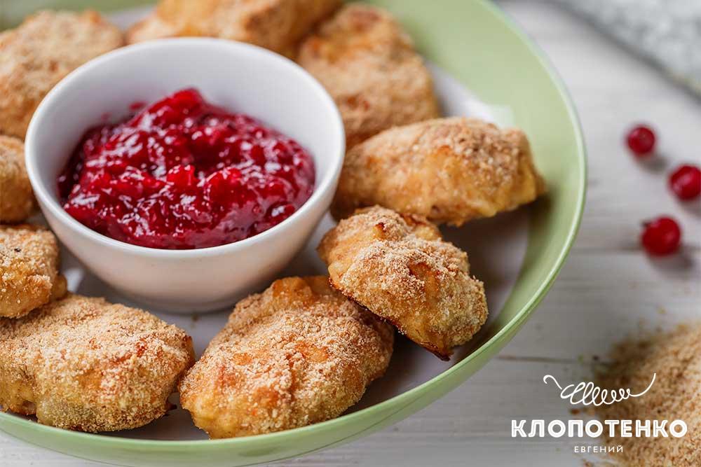 Куриные наггетсы с клюквенным соусом