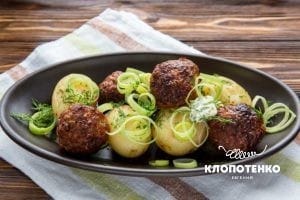 Молода картопля з мітболами