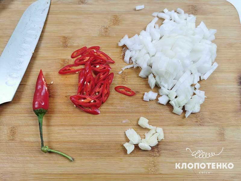 Нарежьте овощи