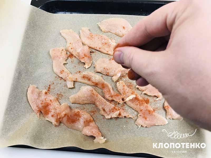 запекаем курицу для салат цезарь
