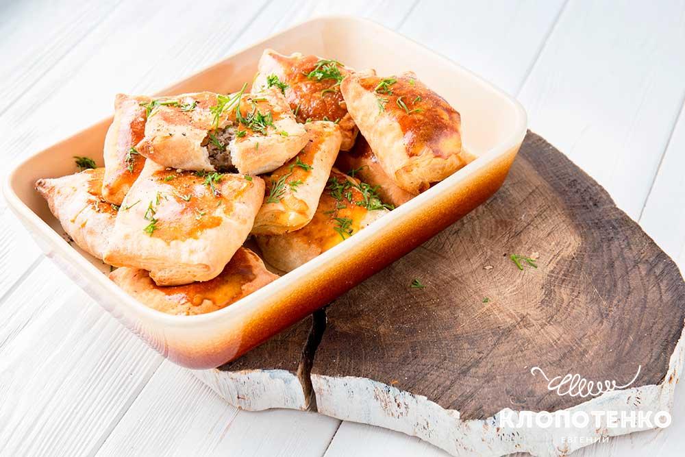 Слойки з м'ясом і яблуками