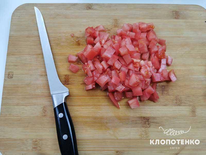 Нарежьте томат