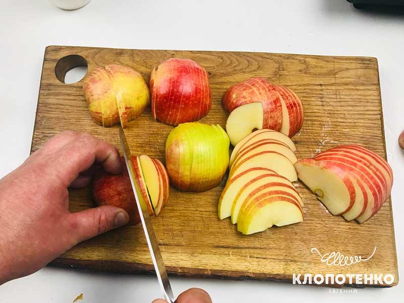 Порежьте яблоки на дольки